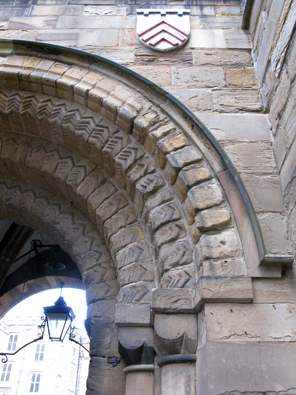 The unusally wide joints between the stones of the the gatehouse arch are the result of a 16th century scheme to make it wider to allow the Bishop's carriage to pass through more easily. 
